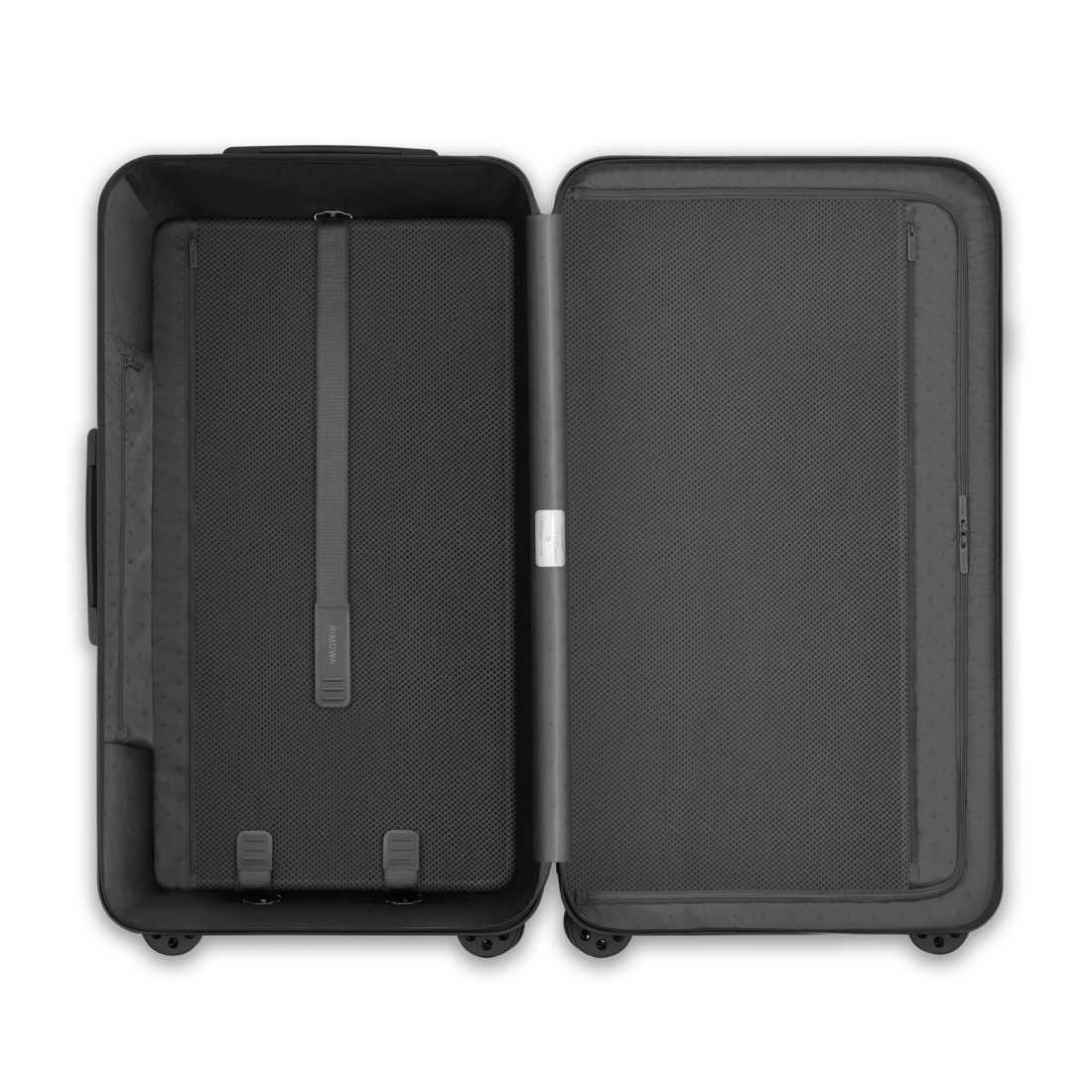 RIMOWA Essential Trunk close-up